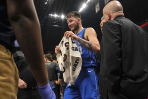 Dončić brcnil žogo v gledalce, sodniki so ga "brcnili" v slačilnico (VIDEO)