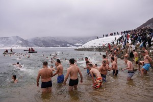 Med hrabrimi Rusi, ki so  se namakali v ledenih vodah, letos tudi Putin