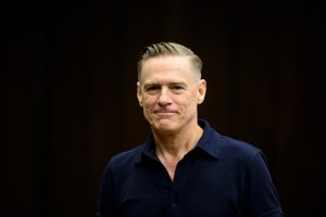 Bryan Adams za Pirellijev koledar 2022 ovekovečil glasbene kolege (VIDEO)