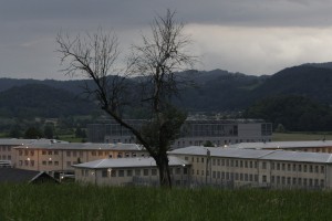 Kaznjenec na Dobu preplezal ograjo in poskušal zbežati