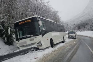 Sneg je zajel večji del Gorenjske, Koroške, sneži tudi v Ljubljani; pri Hrušici avtobus zapeljal s ceste