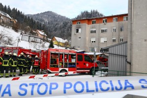 V požaru v jeseniški bolnišnici umrli dve osebi; zažgal naj bi se bolnik z demenco (FOTO)