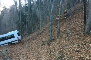 Srhljivka pri Cerknem: minibus s šolarji odbilo s ceste, po 30 metrih drsenja so ga ustavila drevesa