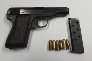 Policisti v okolici Novega mesta v hišni preiskavi zasegli pištolo z naboji