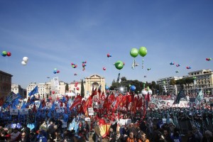 Italijanski sindikati na ulice Rima spravili več sto tisoč ljudi in zahtevali ukrepe proti recesiji