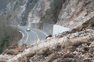 Cesto Zagorje-Trbovlje zasul ogromen zemeljski plaz: do 15 tisoč kubikov zemlje, skal in dreves