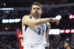 Najstnik rešuje Dallas: Luka Dončić v finišu tekme zadeval za zmago