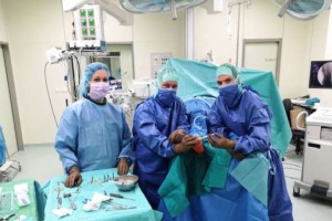 V novomeški bolnišnici prva implantacija umetnega sklepa v nožnem palcu