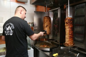 Afera kebab: Mreža lastnikov z Balkana, ki obvladuje prodajo kebaba