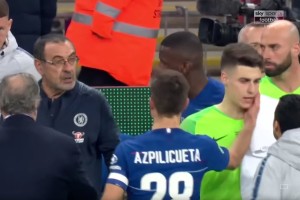 Nori prizori v Londonu: vratar Chelsea je zavrnil menjavo, trener Sarri skoraj zapustil stadion (VIDEO)