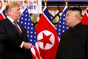 Trump in Kim optimistično ob začetku vrha v Hanoju