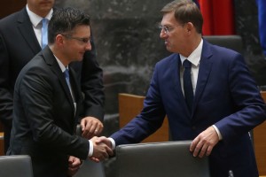 Umazana ozadja političnih intrig: Koliko časa se lahko na oblasti še obdrži Šarčeva vlada in zakaj ji Janša napoveduje le leto dni