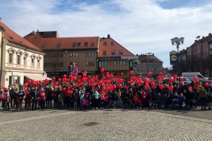 Z rdečimi baloni na pohod za otroke s posebnimi potrebami (FOTO in VIDEO)