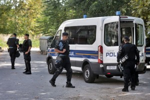 Tihotapec z avtom polnim migrantov bežal pred policijo in se zaletel