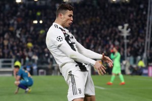 Ronaldo bo moral premisliti, ali se mu splača prijemati za mednožje