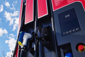 Petrol odprl prvo javno mini vozlišče za hitro polnjenje električnih vozil v Sloveniji