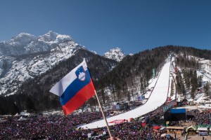 Gneča na Gorenjskem: deset tisoči bodo rinili v Planico