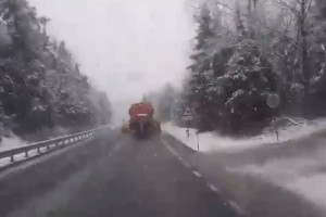 Sneg že povzroča kaos na cestah, najhuje na Celjskem, Dolenjskem in Notranjskem (FOTO IN VIDEO)