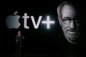 Apple izzval Netflix: Spielberg, Oprah in druga velika imena bodo ustvarjala za "jabolko" (VIDEO)