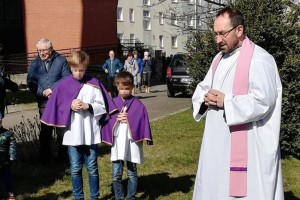 Poljski duhovniki so sežgali "bogoskrunske" knjige o Harryju Potterju in hindujski verski kipec (FOTO)