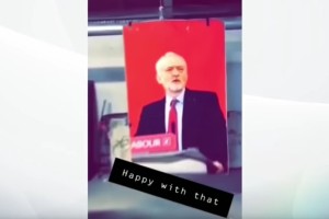 Zgražanje na Otoku: britanski vojaki so se posneli med streljanjem v fotografijo Jeremyja Corbyna (VIDEO)