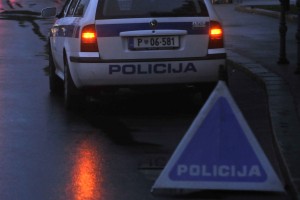 V tragični nesreči pri Kobaridu trije mrtvi, voznik hudo poškodovan