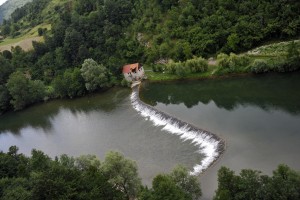 Iz Kolpe potegnili trupli migrantov, ki sta utonila pri prečkanju meje