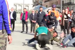 (VIDEO) Poglejte si, kako je španska policija končala romski pretep sredi Madrida