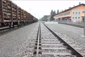AVDIO: V Kočevje je pripeljal prvi tovorni vlak