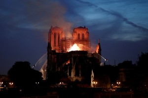 V Parizu so slovesno odprli trg pred pogorelo katedralo Notre-Dame