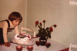 FOTO: Kdo je punčka, ki piha svečke?