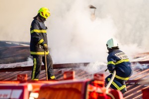 Pri Krškem je ogenj popolnoma razdejal stanovanjsko hišo, ena oseba umrla