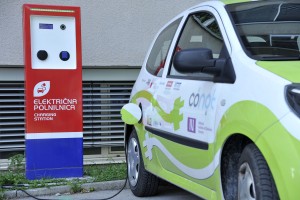 Polnjenje električnih avtomobilov postopoma postaja plačljivo