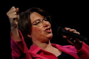 Lahko Amy Klobuchar še vedno vrže Melanijo Trump iz Bele hiše?