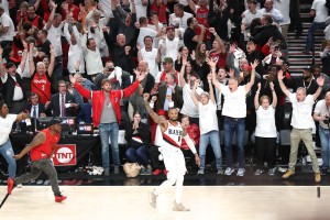 Lillard "ubil" Oklahomo z neverjetno trojko! (VIDEO)