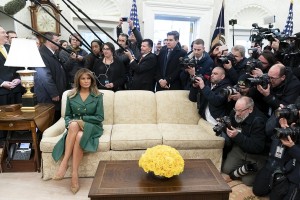 Uboga Melania: poglejte, s kakšno bizarno izbrano fotografijo ji je Bela hiša čestitala za rojstni dan