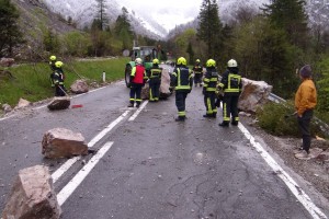 Skalnati podor zasul cesto Tržič-Ljubelj; sanacija bo trajala mesec in pol