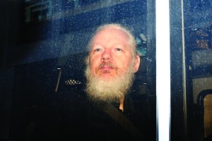 Assange naj bi bil preveč bolan, da bi ga lahko zaslišali