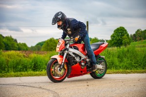 Topla jesen na ceste zvabila množice motoristov, AVP jih poziva k previdnosti
