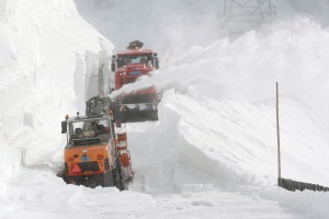 Zaradi snega na prelazu Gavia je ogrožena kraljevska etapa Gira