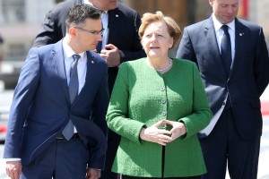 Se Marjan Šarec drži za krilo kanclerke Angele Merkel?