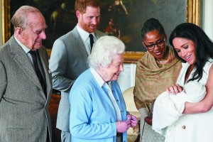 Elizabeta je žalostna zaradi očitkov Harryja in Meghan