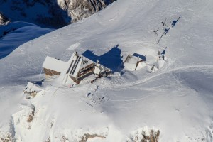 V visokogorju je še sneg, obvezna alpinistična oprema