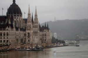 V Budimpešti je na Donavi potonila turistična ladja, umrlo je sedem Južnokorejcev