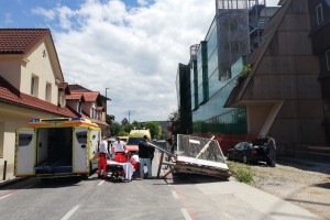 Grozljivo! Ograja pri novi urgenci UKC Ljubljana se je podrla na kolesarko