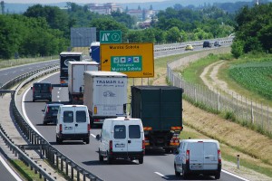 Na pomurski avtocesti zagorel tovornjak - vnela se je pnevmatika in ogenj je zajel tovor