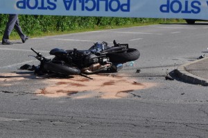 Pri Ilirski Bistrici smrt motorista: Čeh v avtu zapeljal na nasprotni pas in v Ljubljančana na motorju