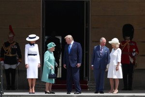 Donald in Melania Trump pri kraljici Elizabeti (FOTO)