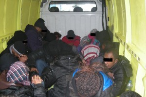 Pri Kočevju prijeli Romuna z 31 migranti v kombiju, pri Cerknici Litvanca s sedmerico v avtu