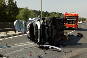 V hudi nesreči pri Domžalah umrla 52-letna Britanka: avto je silovito trčil v kombi, ki ga je odbilo v ograjo in prevrnilo